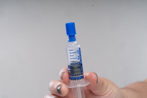 Pre-filled heparin syringe for flushing 