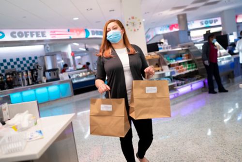 拿着袋子的女士