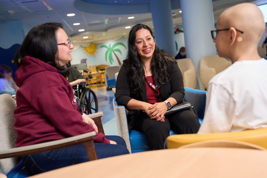 Intérprete médico con la familia del paciente