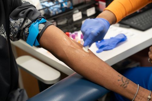 Cómo preparar el brazo de un paciente para una extracción de sangre