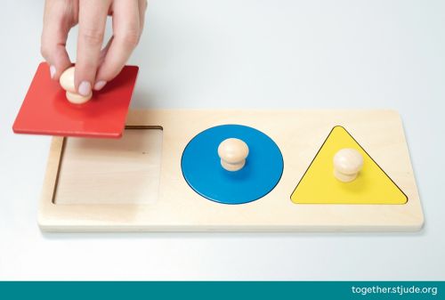 Persona colocando la tercera pieza del rompecabezas