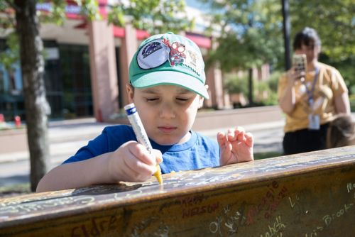 Niño que firma la viga metálica del nuevo edificio de St. Jude