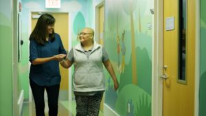 कैसे एक मनोविज्ञानी (साइकोलॉजिस्ट) कैंसर का सामना कर रहे बच्चों की मदद कर सकता है