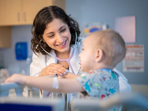 Médico con un paciente niño