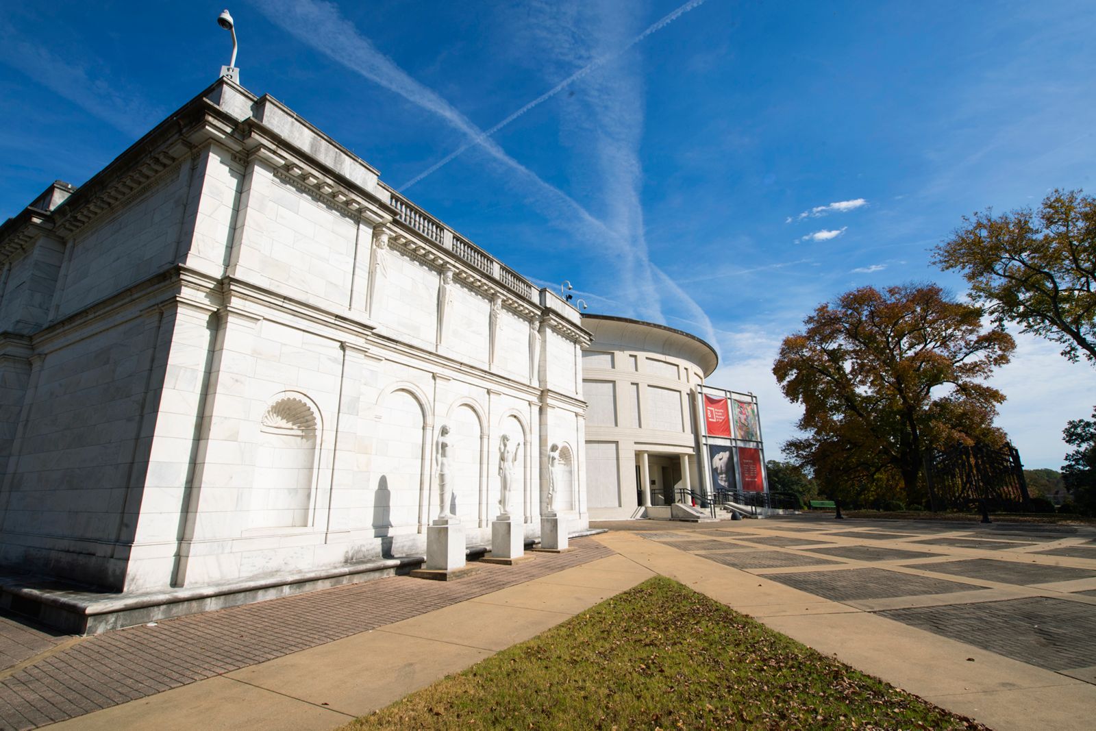 Photo of the exterior of the Memphis Brooks Museum of Art