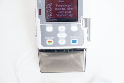 Coloque la bomba en posición vertical sobre una superficie firme y plana