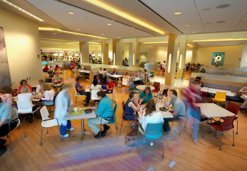 hora del almuerzo en la cafetería de un hospital de cáncer pediátrico