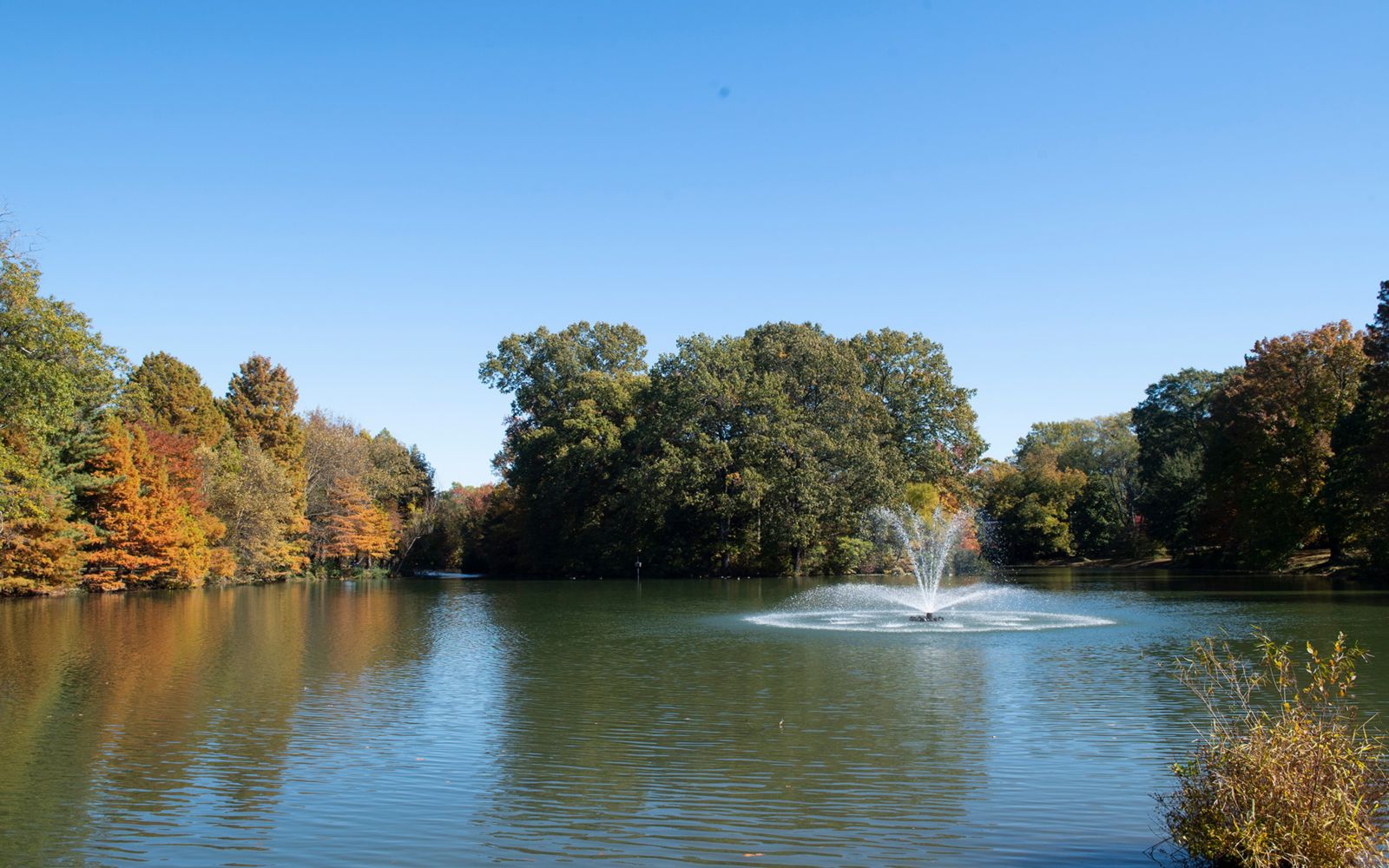 photo of lake with fountain