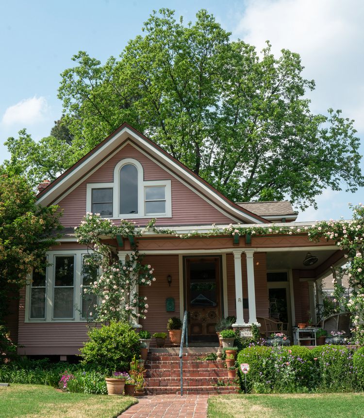 photo of typical Vollintine-Evergreen bungalow in Memphis