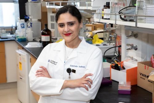 retrato de Gabby Salinas en un laboratorio