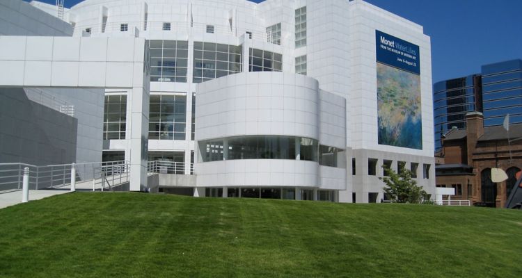 photo of exterior of High Museum of Art in Atlanta