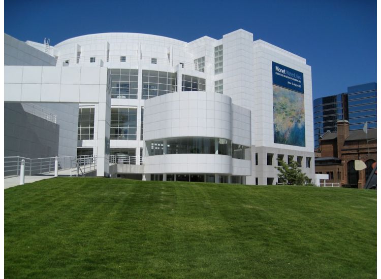 photo of exterior of High Museum of Art in Atlanta