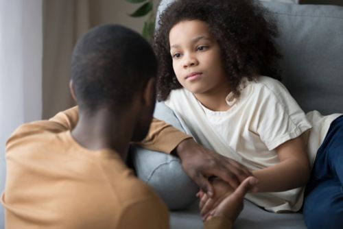 cuidador habla con niño