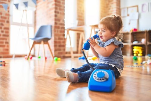 Niño jugando mediante el uso de sonidos