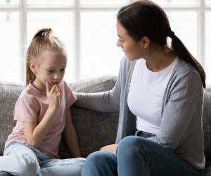 mother-talking-with-daughter