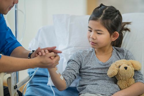 Padre sosteniendo la mano de un(a) niño(a)