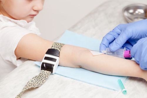 မိန်းကလေးငယ်၏ လက်မောင်း သွေးပြန်ကြောမှ သွေးနမူနာကို သွေးထည့်ပြွန်ဖြင့်ယူရန် အသင့်ဖြစ်နေသော ဆရာဝန် သို့မဟုတ် သူနာပြု။ ကလေး သွေးပြန်ကြောဖောက်ခြင်း သို့မဟုတ် သွေးပြန်ကြောဖောက်ခြင်း လုပ်ငန်းစဉ်