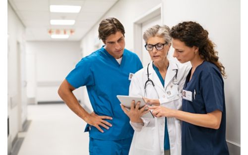 Медична бригада спеціалістів із педіатричного раку