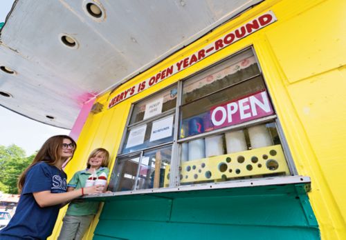 image of 2 people at Jerry's Sno Cones