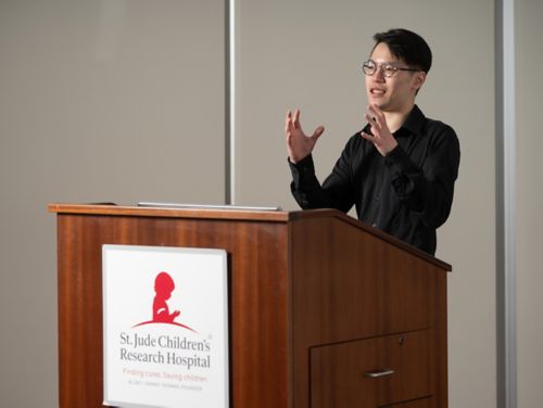 Image of Chia-Hsueh Lee at podium