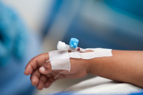 Una vía intravenosa periférica en un brazo