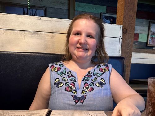 Maren Davis sentada en una mesa de un restaurante