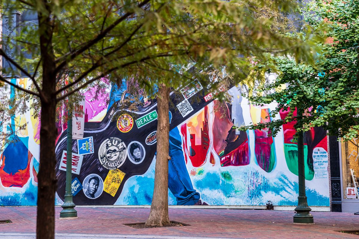 Memphis Main Street mural of guitar