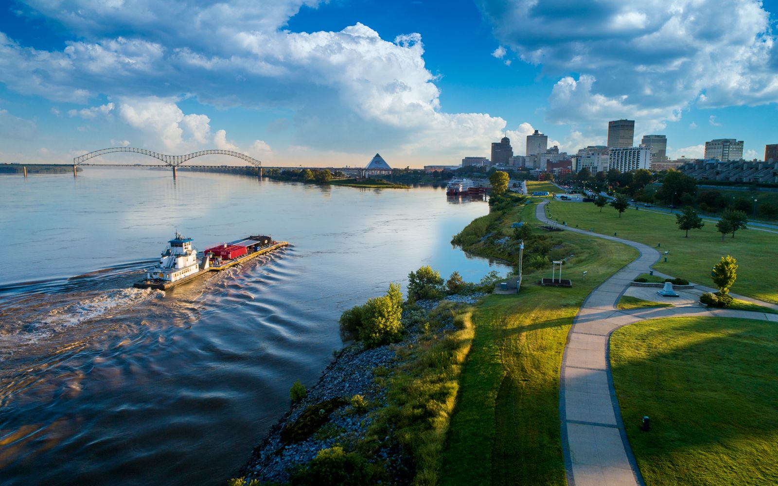 photo of memphis skyline