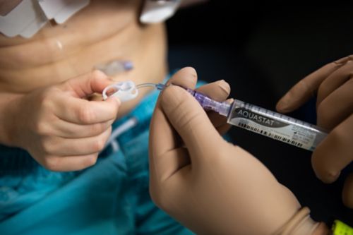 Os familiares aprenderão a cuidar da porta para mantê-la funcionando corretamente e ajudar a prevenir infecções. Nesta foto, a porta de um paciente com câncer é lavada com heparina.