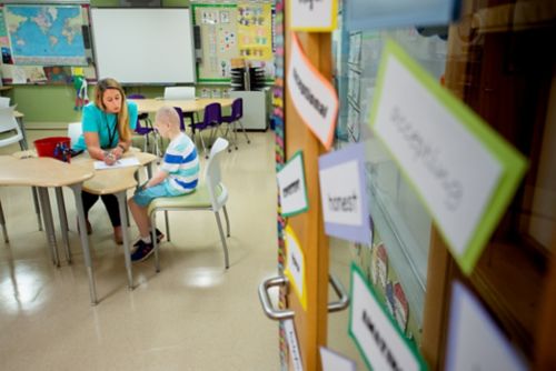 Explore los servicios y recursos escolares hablando con el hospital y la escuela de su hijo. No tema hacer preguntas. En esta imagen, un niño que está realizando un tratamiento contra el cáncer completa una tarea escolar.