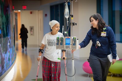 अस्पतालों में गिरना रोकना। अस्पताल में, चिकित्सा उपकरण चलने-फिरने में परेशानी कर सकते हैं या रोगी के गिरने का कारण बन सकते हैं।