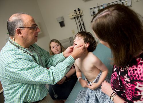 Pour diagnostiquer une infection, les médecins commencent généralement par les antécédents médicaux et un examen physique.