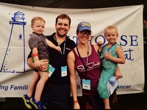 Jenny, survivante du cancer, avec son mari et leurs deux enfants.