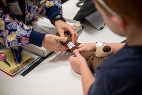 Verifique com seu centro de atendimento se os pacientes podem trazer um item de conforto, como um animal de pelúcia ou um cobertor.