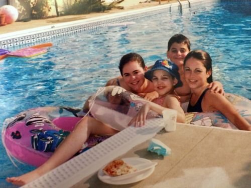 Un grupo de personas en un flotador en una piscina.