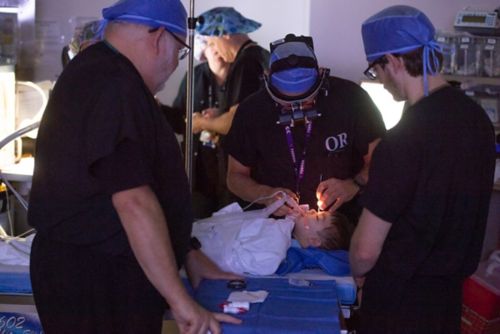 Equipe de tratamento com um paciente de retinoblastoma