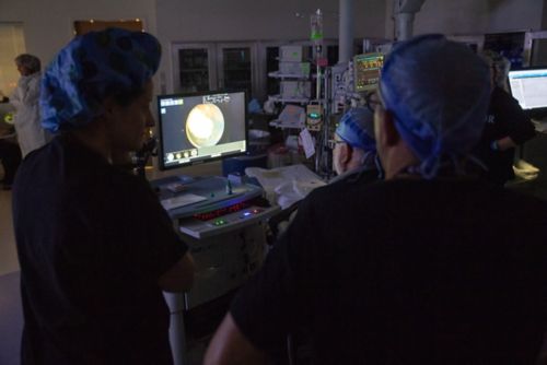 Equipe de tratamento com um paciente de retinoblastoma