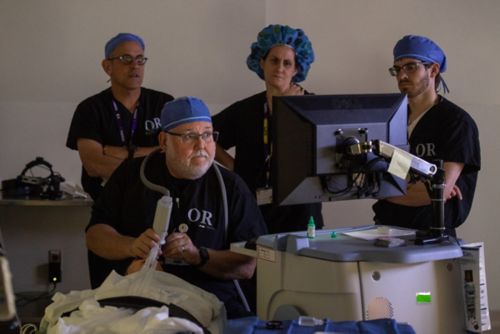 Equipe de tratamento com um paciente de retinoblastoma