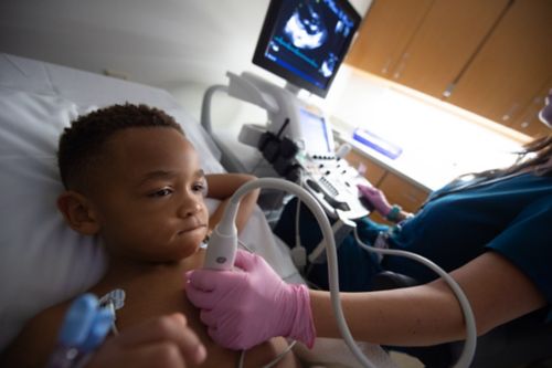 Afin de s'assurer que le patient peut tolérer une greffe, il devra passer des examens du cœur, des poumons, des reins et d'autres organes vitaux. Sur cette photo, un prestataire examine le cœur d'un patient à l'aide d'un échocardiogramme.