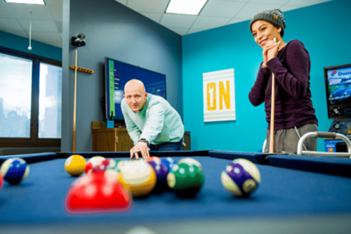 Deux patients adolescents atteints d'un cancer partagent une partie de billard.