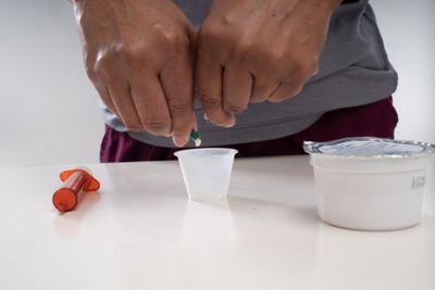 Ponga el medicamento en el vaso.