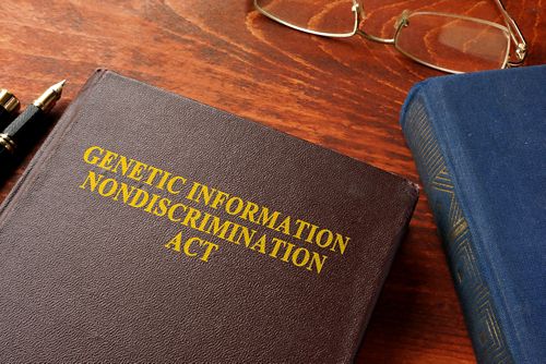 Un livre brun intitulé Genetic Information Nondiscrimination Act (Loi sur la non-discrimination génétique)