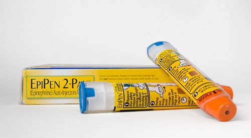Si la epinefrina es adecuada, llévela consigo o con su hijo(a) en todo momento en caso de emergencia médica. Enseñe a familiares y amigos cómo administrar la epinefrina en caso de que se produzca una reacción.