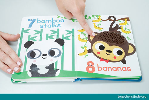 Persona tocando un libro ilustrado