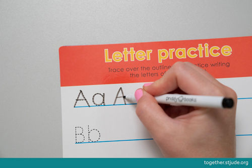 Escribir letras mayúsculas en el cuaderno