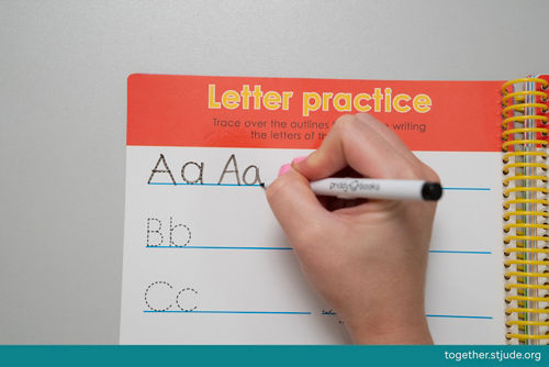 Escribir letras minúsculas en el cuaderno