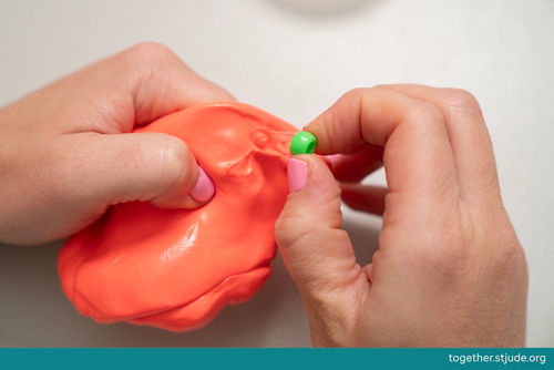 Esconder dijes dentro de plastilina