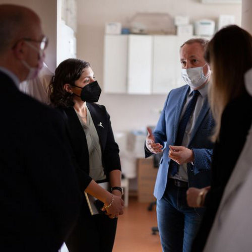 A Dra. Asya Agulnik, do St. Jude, e o Dr. Wojciech Mlynarski, PhD