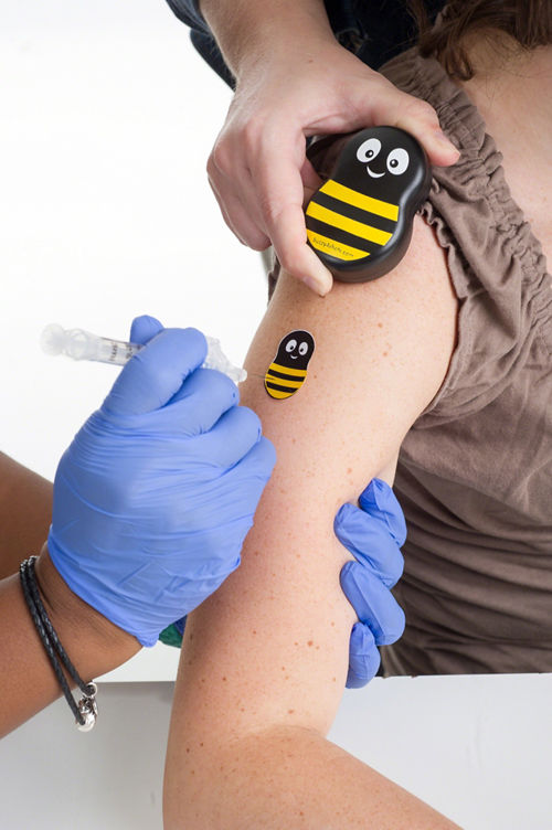 Dispositivo de alivio del dolor Buzzy® utilizado mientras se administra una inyección