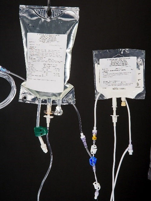 Fotografía del conector en Y en la vía intravenosa